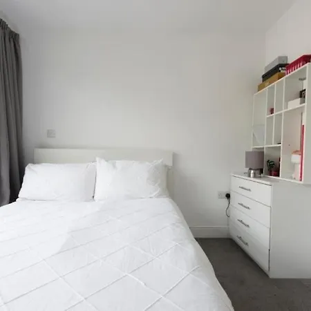 Modern Large 2 Bed Near Station Apartment